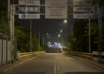 Régimen de Maduro cierra la frontera con Colombia y atraviesa contenedores ante el temor de una conspiración