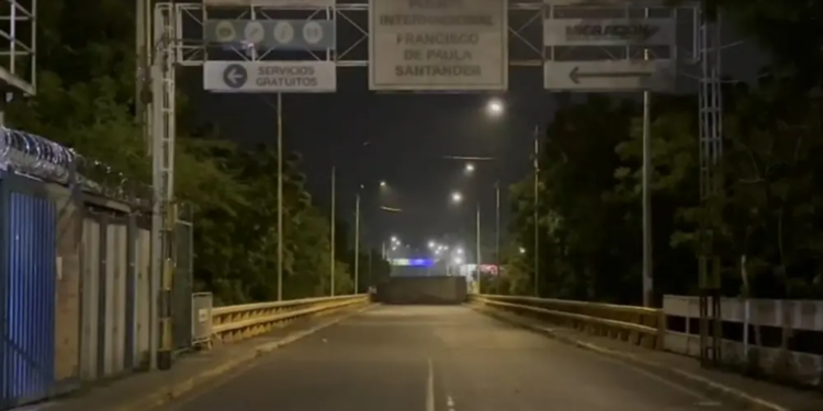 Régimen de Maduro cierra la frontera con Colombia y atraviesa contenedores ante el temor de una conspiración