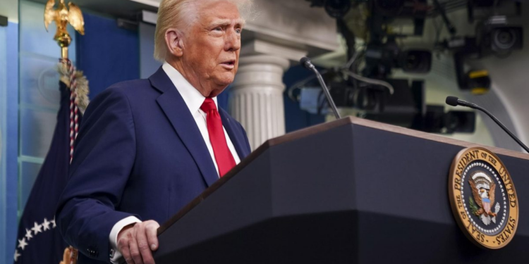 Trump describe como «noche oscura» las últimas horas tras el accidente aéreo en Washington