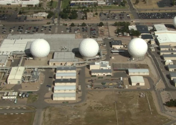 Base militar en Colorado servirá como centro para detener y procesar inmigrantes en EE.UU.