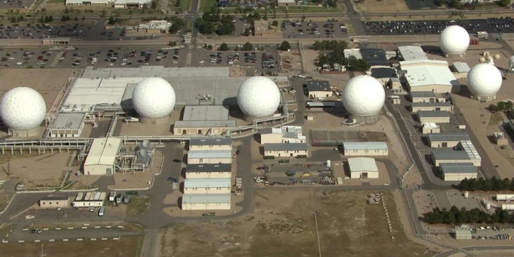 Base militar en Colorado servirá como centro para detener y procesar inmigrantes en EE.UU.