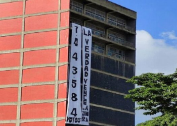 «La verdad vence la sombra»: estudiantes desplegaron pancarta en la UCV en protesta por la juramentación de Maduro (Foto)