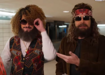 Disfrazado y pidiendo dinero en el metro de Nueva York, así presentó Bad Bunny en Estados Unidos su nuevo álbum