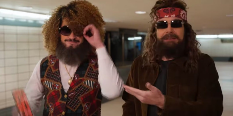 Disfrazado y pidiendo dinero en el metro de Nueva York, así presentó Bad Bunny en Estados Unidos su nuevo álbum