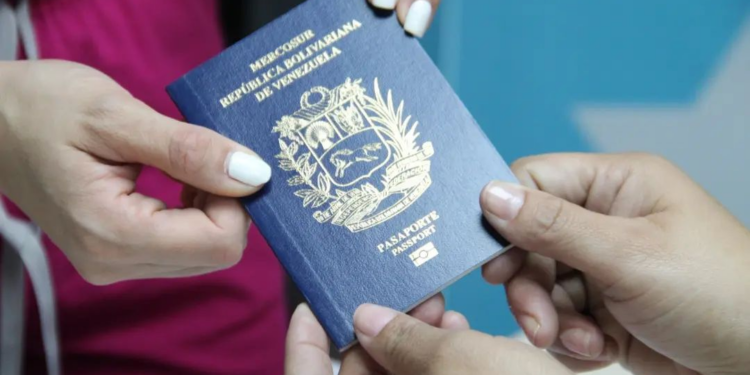 España aceptará pasaportes vencidos de venezolanos para trámites migratorios