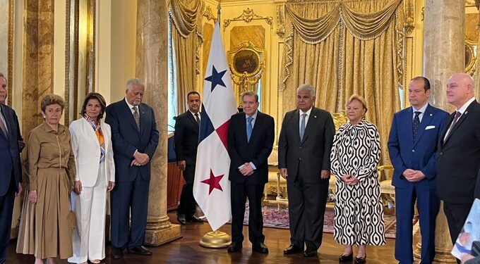 Edmundo González se reunió con el presidente de Panamá José Raúl Mulino en el Palacio de Las Garzas