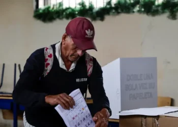 Abren centros de votación para elecciones generales de Ecuador con Noboa y González como favoritos