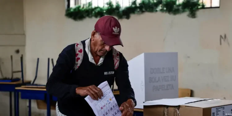 Abren centros de votación para elecciones generales de Ecuador con Noboa y González como favoritos