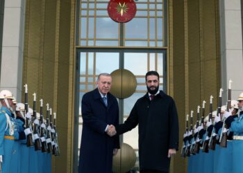 Presidente interino de Siria se reunió con Erdogan en Turquía, segundo país que visita tras la caída de al Assad