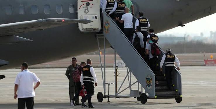 Perú recibe un primer vuelo con 34 de sus ciudadanos deportados desde Estados Unidos