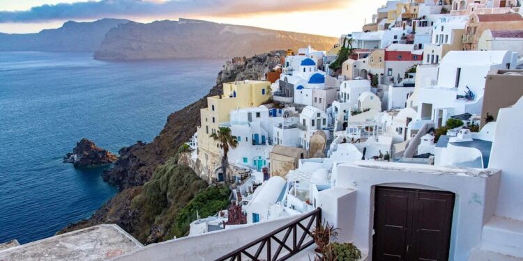 Grecia emite alerta por elevada actividad sísmica en la isla volcánica de Santorini