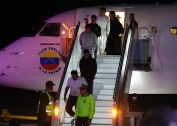 “Quien tenga cuentas con la justicia debe asumir su responsabilidad”, dice Diosdado sobre los deportados de EE.UU.