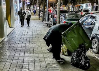 El 25 % de la población española está en riesgo de pobreza, la tasa más baja en diez años