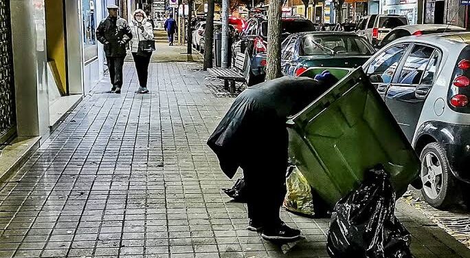 El 25 % de la población española está en riesgo de pobreza, la tasa más baja en diez años