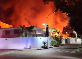 Fuerte incendio se registró en una construcción en Las Mercedes (Imágenes)