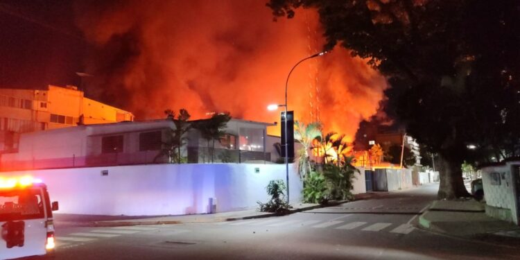 Fuerte incendio se registró en una construcción en Las Mercedes (Imágenes)