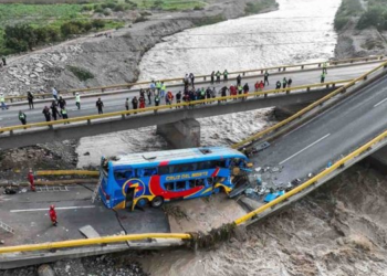 Dos muertos y más de 30 heridos dejó el colapso de un puente en Perú