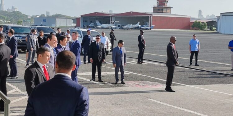 Marco Rubio supervisa deportación de migrantes en su último día de gira en Panamá