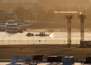 Autoridades han recuperado 55 de 67 cadáveres del accidente aéreo en EEUU