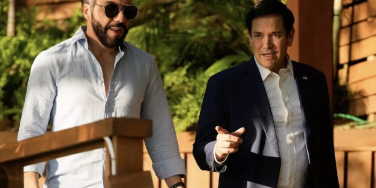 Marco Rubio y Nayib Bukele acuerdan deportar a El Salvador a migrantes que cometan crímenes en EEUU