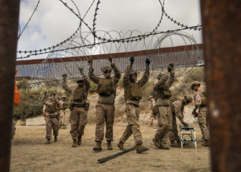 EEUU refuerza con alambres de púas el muro fronterizo en la ciudad de Tijuana