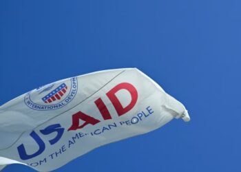 Juez federal de EEUU bloqueó el plan de Trump de despedir a miles de empleados de USAID