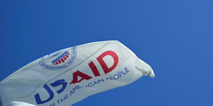 Juez federal de EEUU bloqueó el plan de Trump de despedir a miles de empleados de USAID