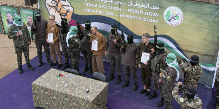 Israel comienza a liberar prisioneros como parte del nuevo canje del alto el fuego en Gaza