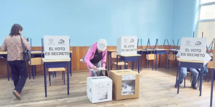 CNE de Ecuador cierra elecciones generales con un 83% de participación
