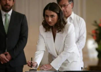 Canciller de Colombia presenta su renuncia protocolaria tras petición de Petro