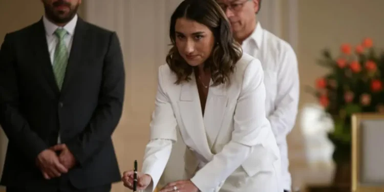 Canciller de Colombia presenta su renuncia protocolaria tras petición de Petro