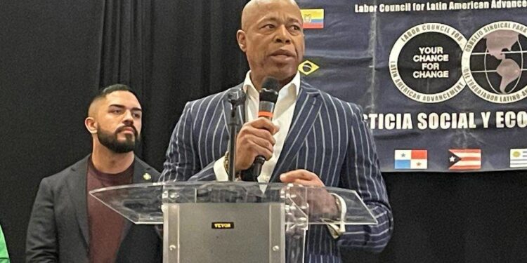 Departamento de Justicia ordena retirar cargos contra alcalde de Nueva York