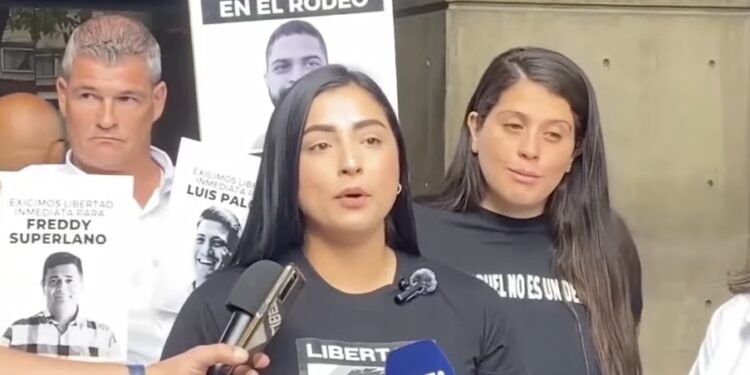 Esposa de Freddy Superlano denuncia que podría estar siendo víctima de torturas