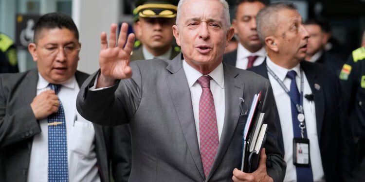 Tribunal Supremo de Colombia suspende el juicio contra el expresidente colombiano Álvaro Uribe