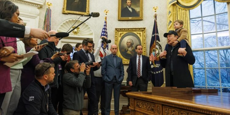 Trump firma un decreto para reducir el tamaño de la Administración y dar más poder a Musk