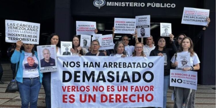 Familiares de presos políticos protestan frente a la Fiscalía para exigir respeto a los derechos fundamentales: «No más injusticia»