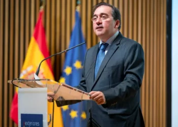 Albares exige la devolución «inmediata» de los dos españoles detenidos en Venezuela y confirma que «están bien de salud»