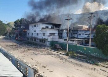 Bandas armadas en Haití incendiaron el principal hospital de Puerto Príncipe