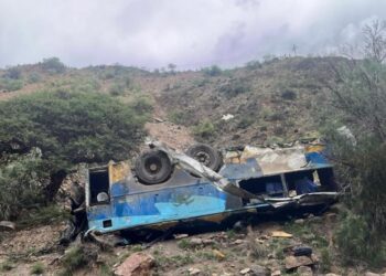 Caída de autobús por un barranco en Bolivia deja 28 muertos