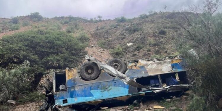 Caída de autobús por un barranco en Bolivia deja 28 muertos
