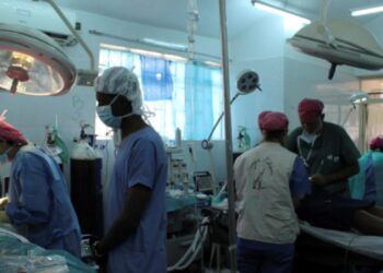 Academia Nacional de Medicina advierte que 40% de médicos se han ido del país