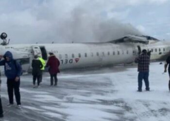 Canadá investiga las causas del aparatoso vuelco de un avión que dejó al menos 15 heridos