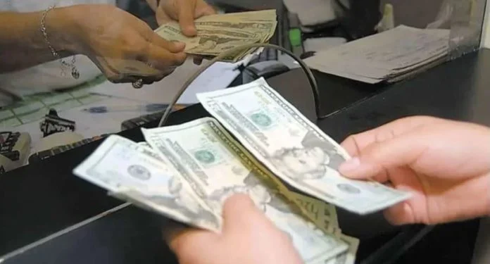 Dólar paralelo aumentó a 80 bolívares y superó en casi 29% al oficial