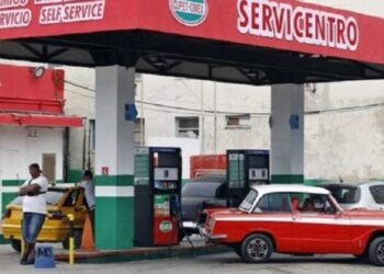 Cuba comienza a vender gasolina únicamente en dólares por la escasez de combustible