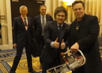 Javier Milei se reunió con Elon Musk y le regaló una motosierra