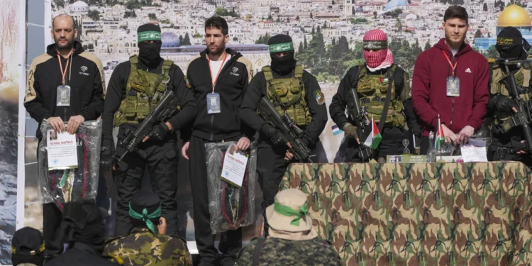 Israel liberará este sábado a 602 prisioneros palestinos en intercambio por rehenes