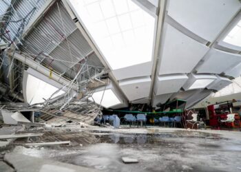 Cuatro muertos tras desplomarse el techo de un centro comercial en Perú