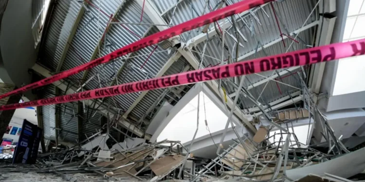 Subió a ocho la cifra de muertes tras desplome del techo de centro comercial en Perú