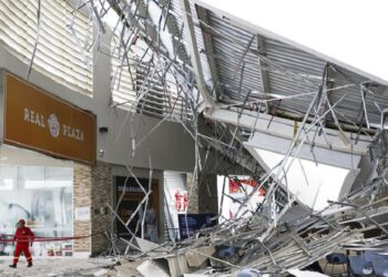 Presidenta de Perú pide sancionar severamente responsables en desplome del techo en centro comercial