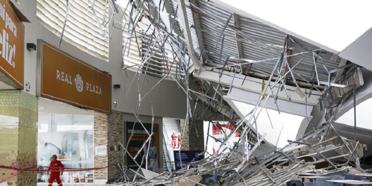 Presidenta de Perú pide sancionar severamente responsables en desplome del techo en centro comercial